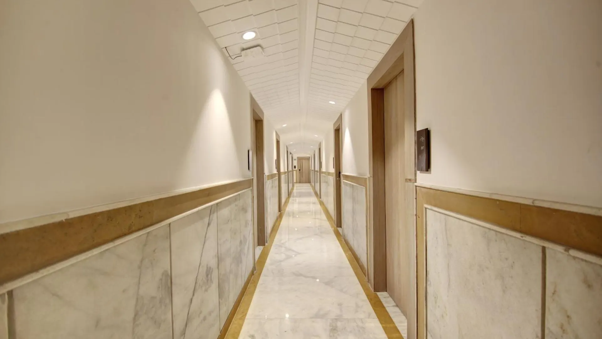 Hotel Transit International- Aerocity Delhi Airport New Delhi 3*,